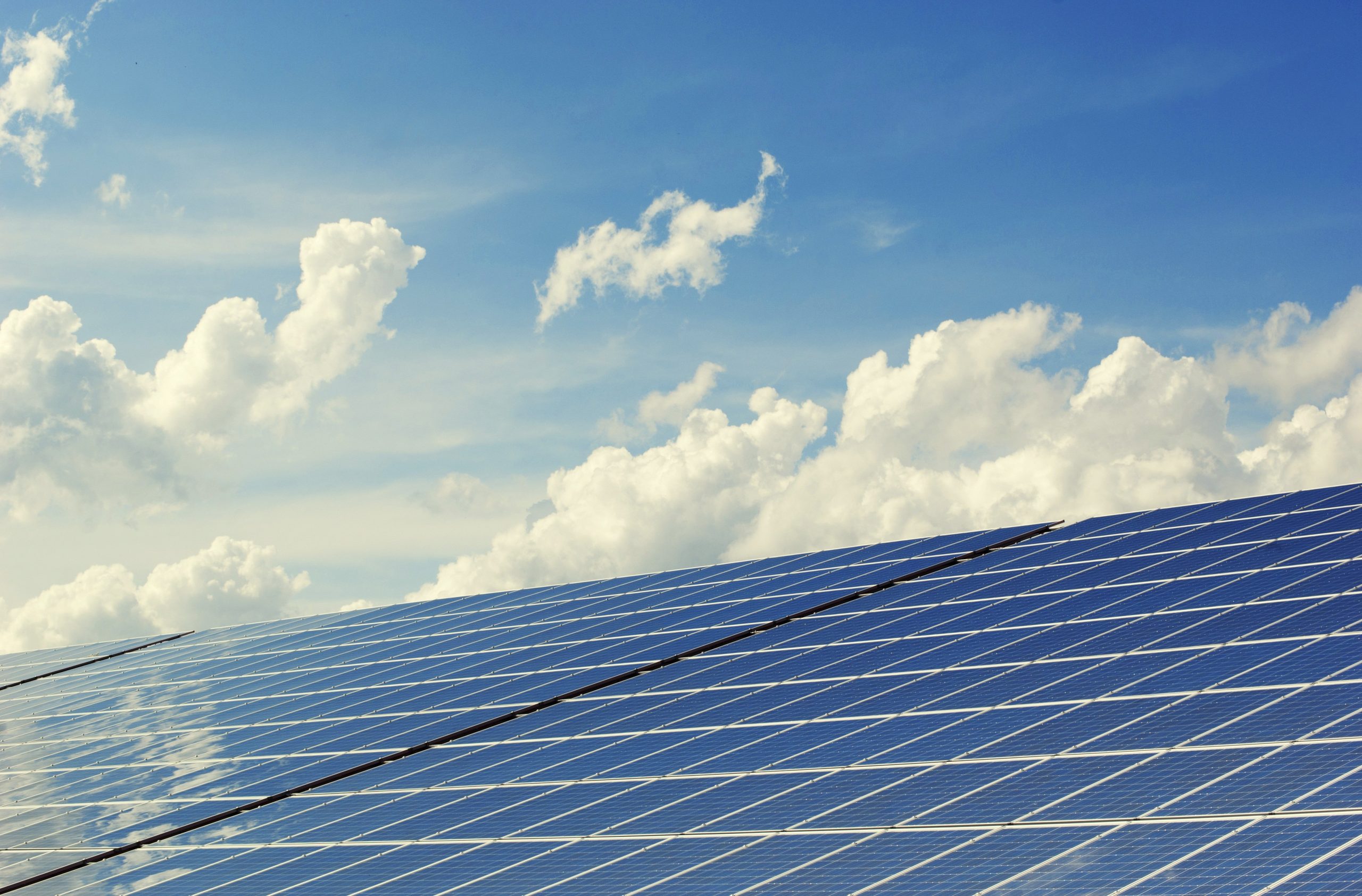 Panouri fotovoltaice pentru casă: ce trebuie să știi înainte de instalare